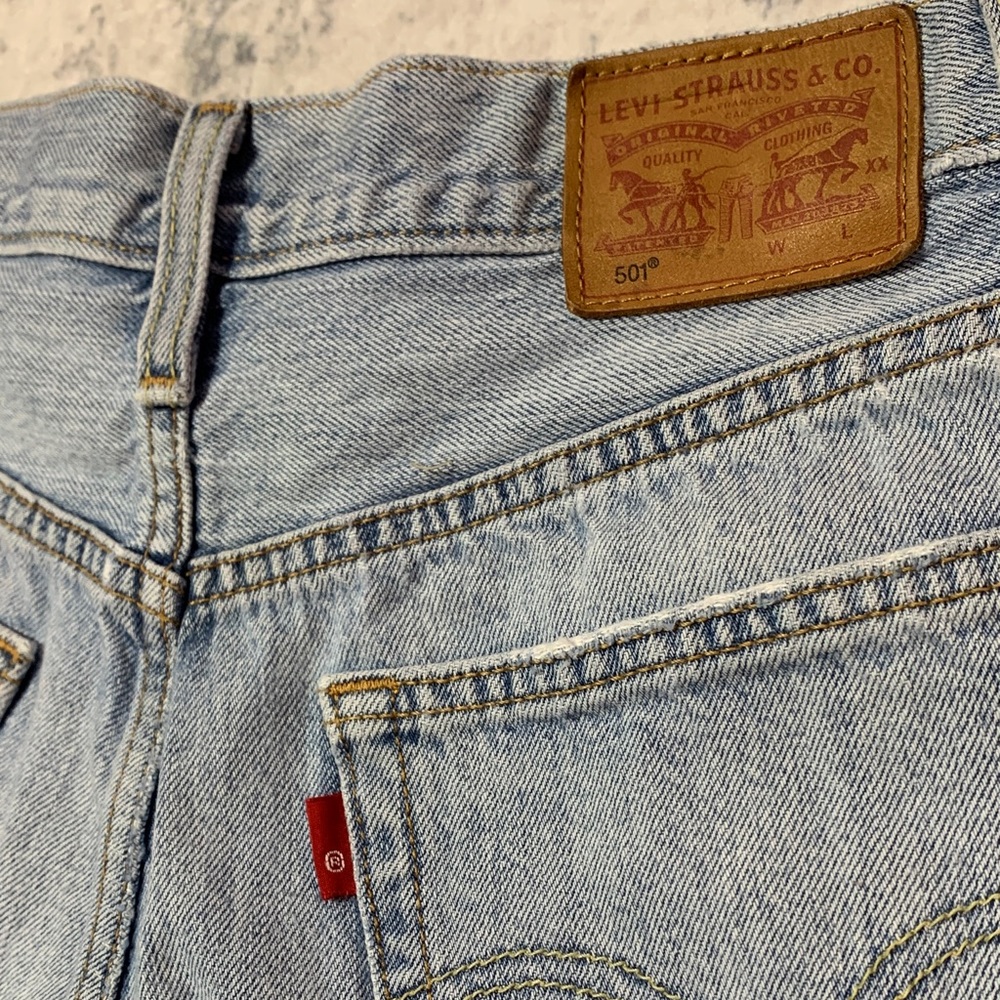Levi's 501 Light Blue Jean Shorts - Picture 3 of 7
